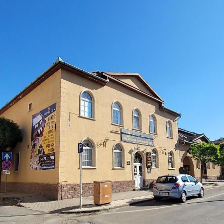 Komplex -Rendezvenytermek-Panzio-Apartman-Irodak- Mateszalka Buitenkant foto