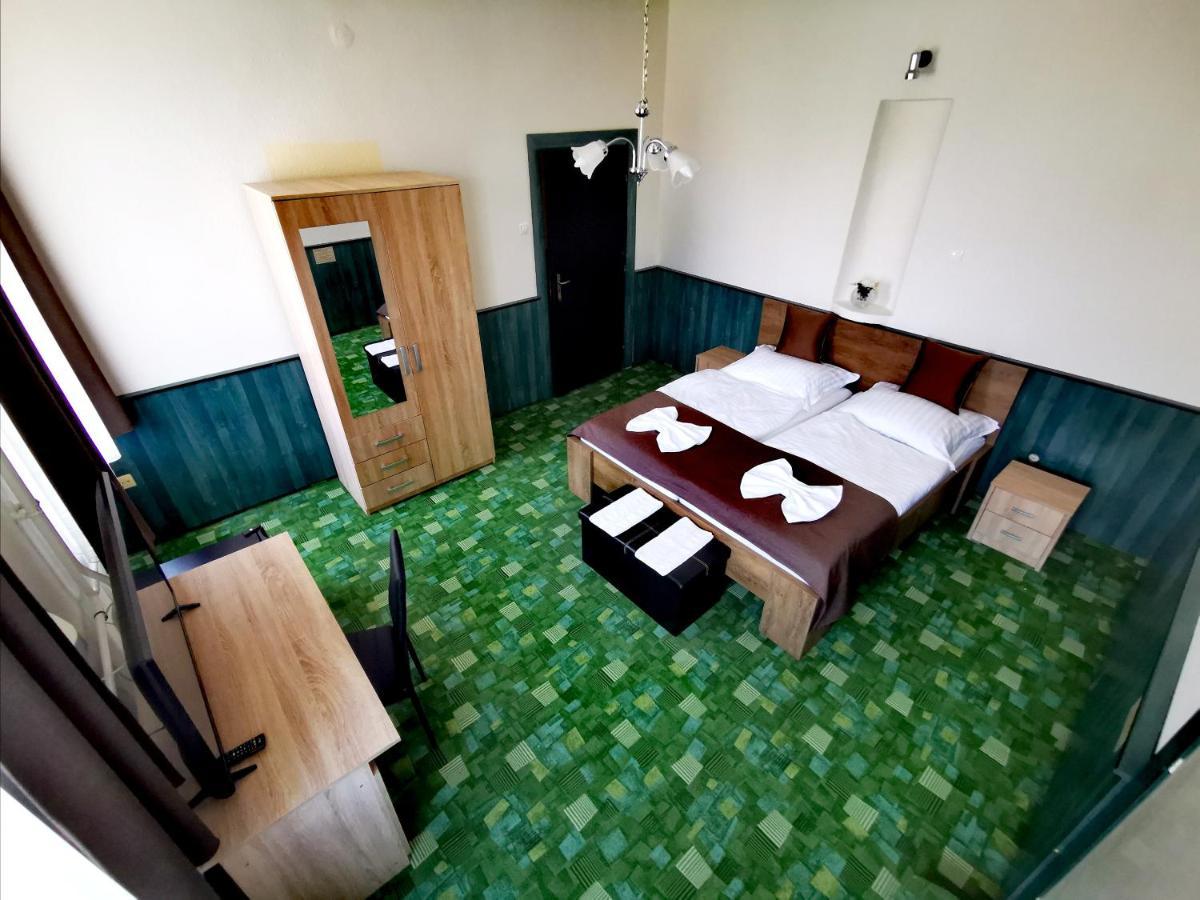 Komplex -Rendezvenytermek-Panzio-Apartman-Irodak- Mateszalka Buitenkant foto