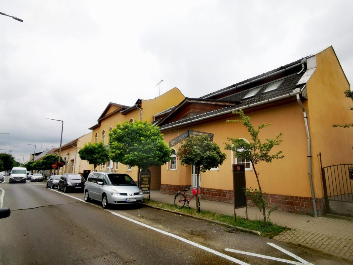 Komplex -Rendezvenytermek-Panzio-Apartman-Irodak- Mateszalka Buitenkant foto