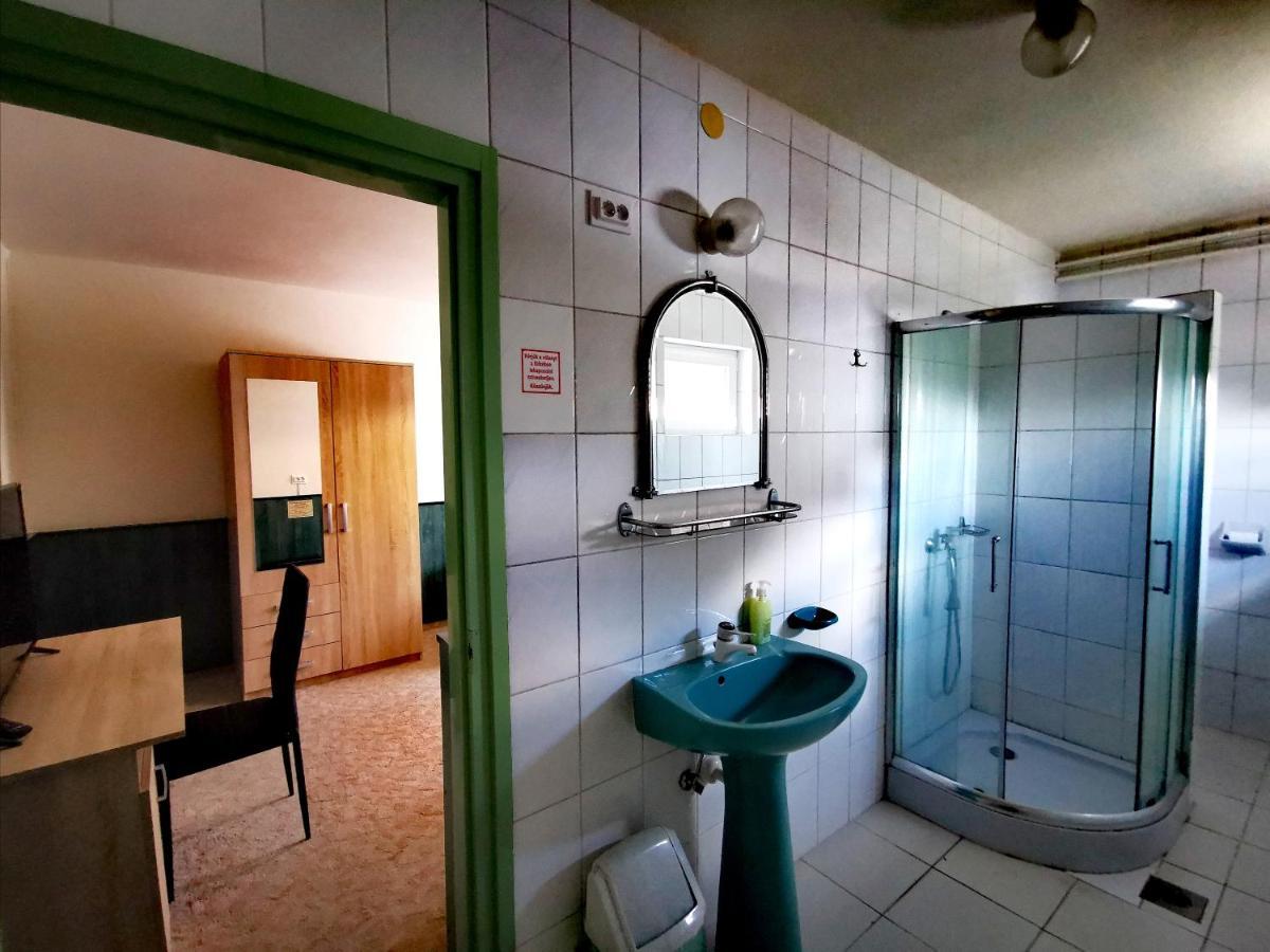 Komplex -Rendezvenytermek-Panzio-Apartman-Irodak- Mateszalka Buitenkant foto