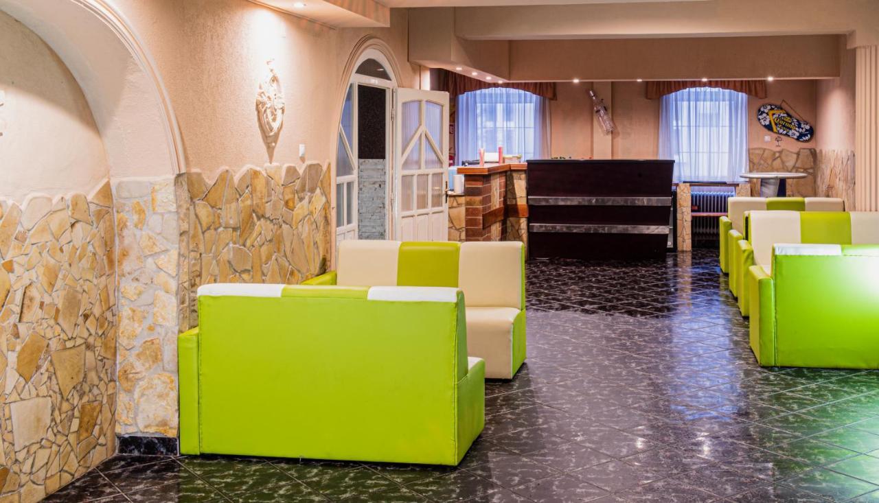Komplex -Rendezvenytermek-Panzio-Apartman-Irodak- Mateszalka Buitenkant foto