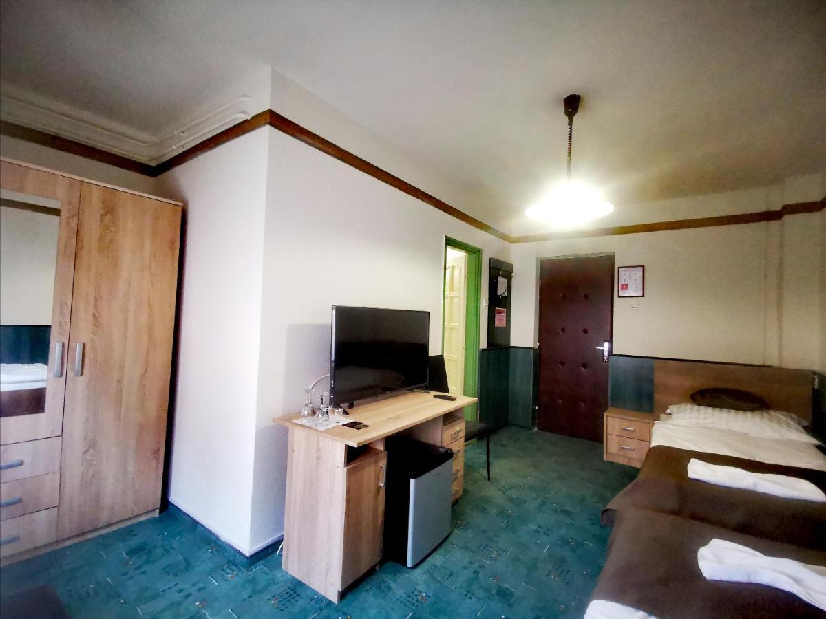 Komplex -Rendezvenytermek-Panzio-Apartman-Irodak- Mateszalka Buitenkant foto