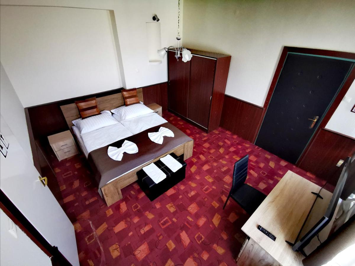 Komplex -Rendezvenytermek-Panzio-Apartman-Irodak- Mateszalka Buitenkant foto
