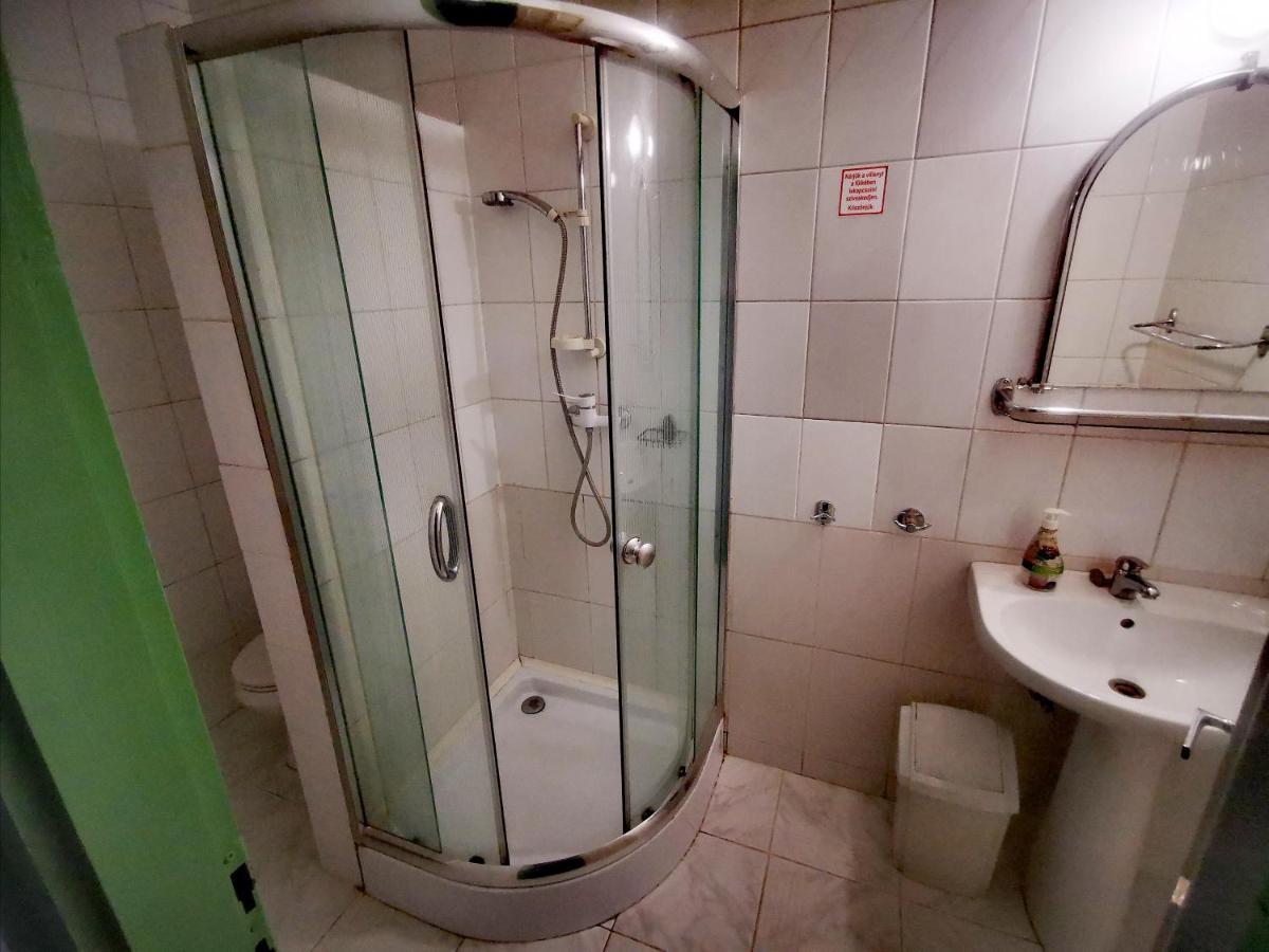 Komplex -Rendezvenytermek-Panzio-Apartman-Irodak- Mateszalka Buitenkant foto