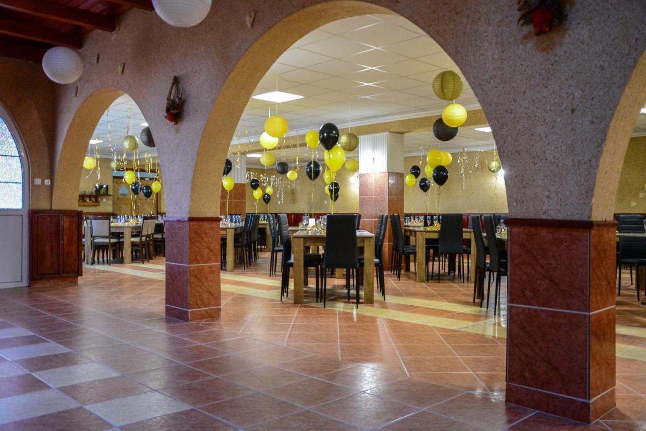 Komplex -Rendezvenytermek-Panzio-Apartman-Irodak- Mateszalka Buitenkant foto