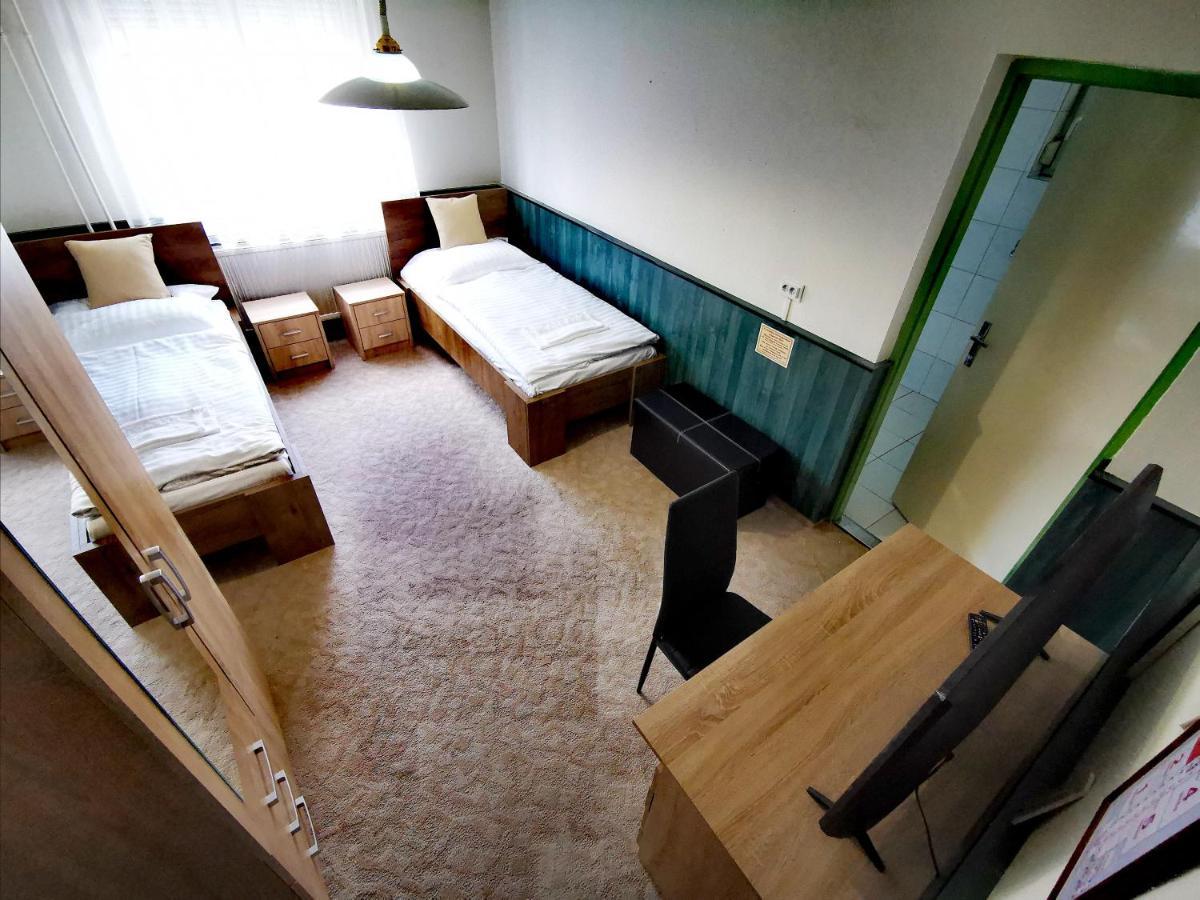 Komplex -Rendezvenytermek-Panzio-Apartman-Irodak- Mateszalka Buitenkant foto