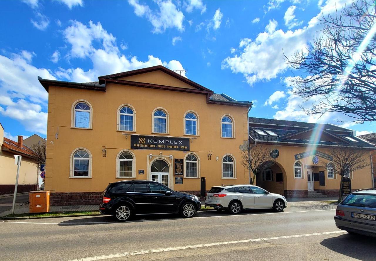 Komplex -Rendezvenytermek-Panzio-Apartman-Irodak- Mateszalka Buitenkant foto