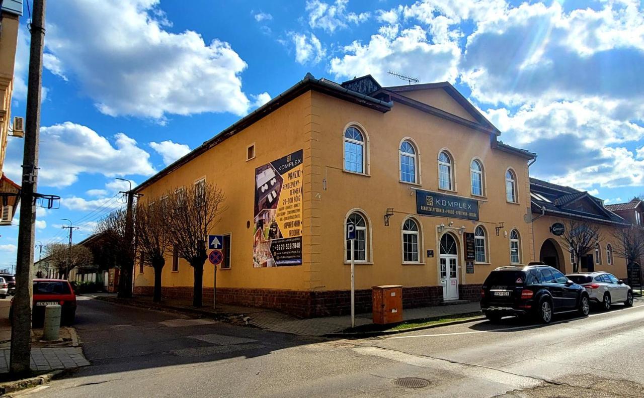Komplex -Rendezvenytermek-Panzio-Apartman-Irodak- Mateszalka Buitenkant foto