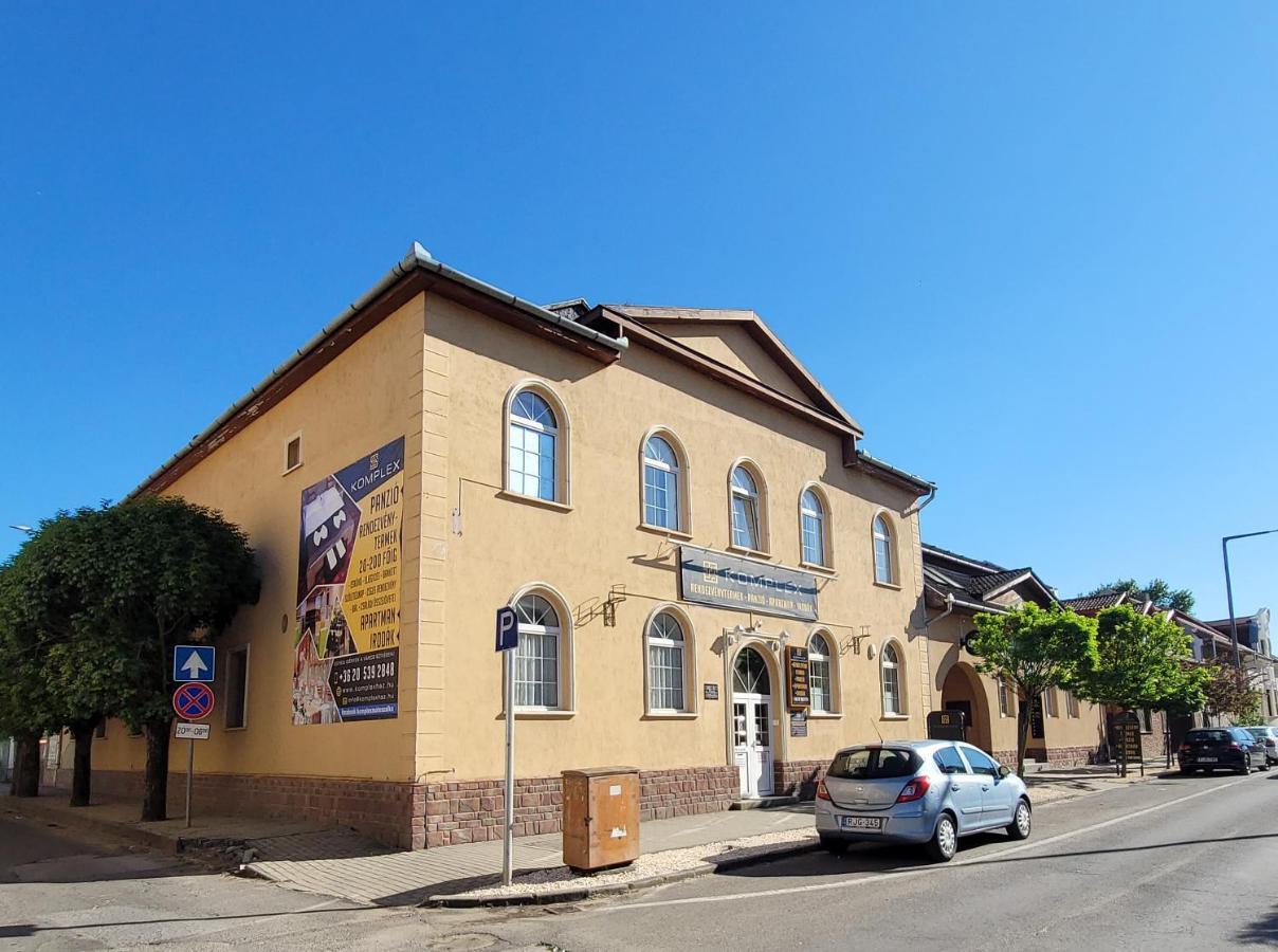 Komplex -Rendezvenytermek-Panzio-Apartman-Irodak- Mateszalka Buitenkant foto