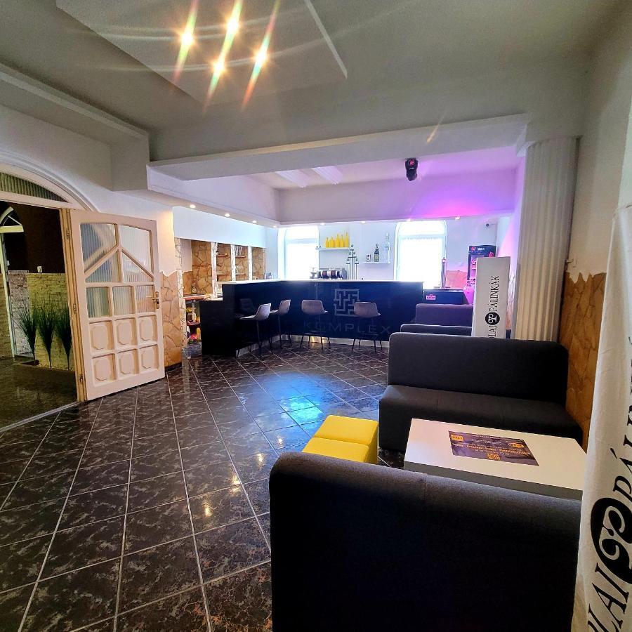 Komplex -Rendezvenytermek-Panzio-Apartman-Irodak- Mateszalka Buitenkant foto