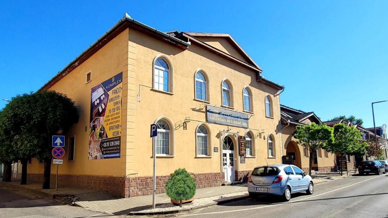 Komplex -Rendezvenytermek-Panzio-Apartman-Irodak- Mateszalka Buitenkant foto