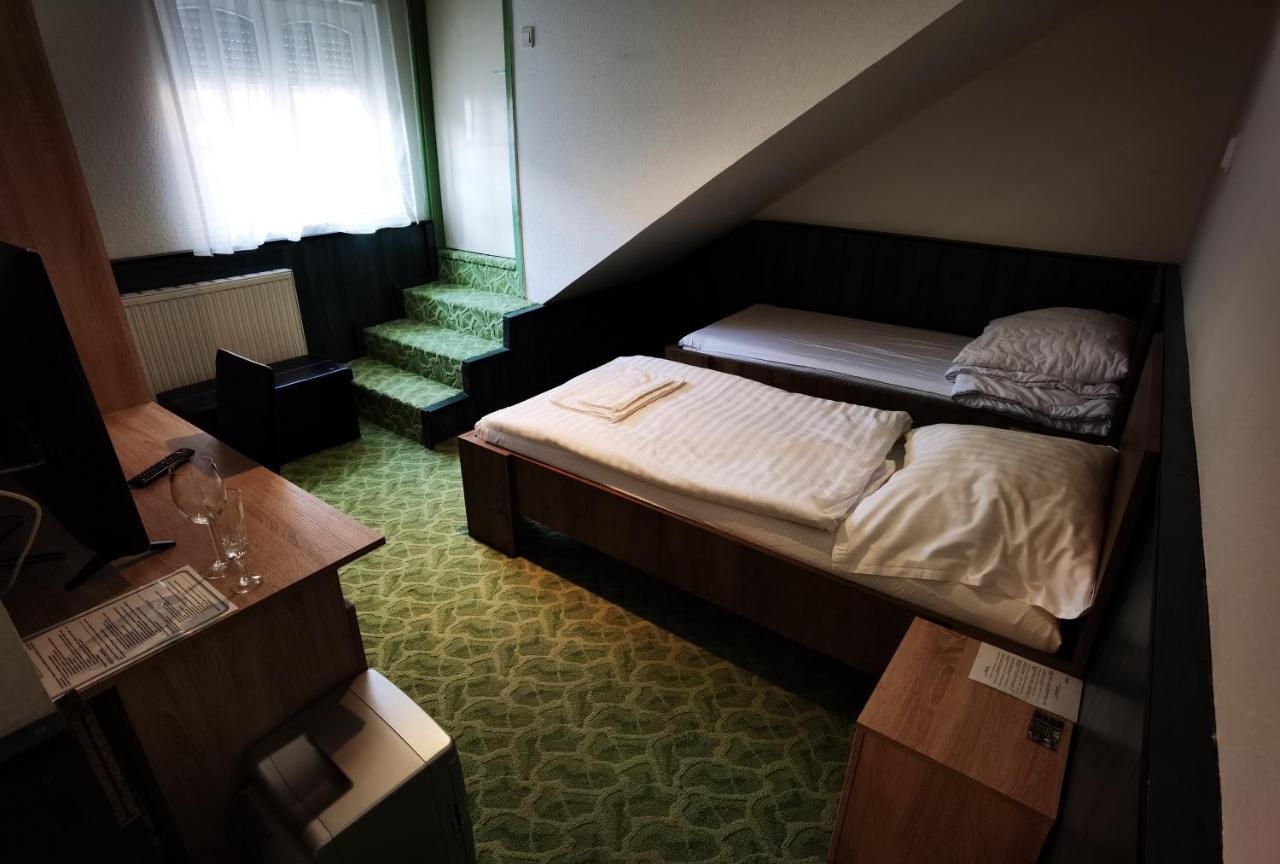 Komplex -Rendezvenytermek-Panzio-Apartman-Irodak- Mateszalka Buitenkant foto
