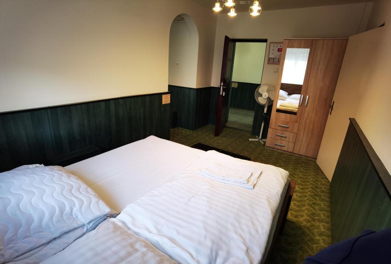 Komplex -Rendezvenytermek-Panzio-Apartman-Irodak- Mateszalka Buitenkant foto