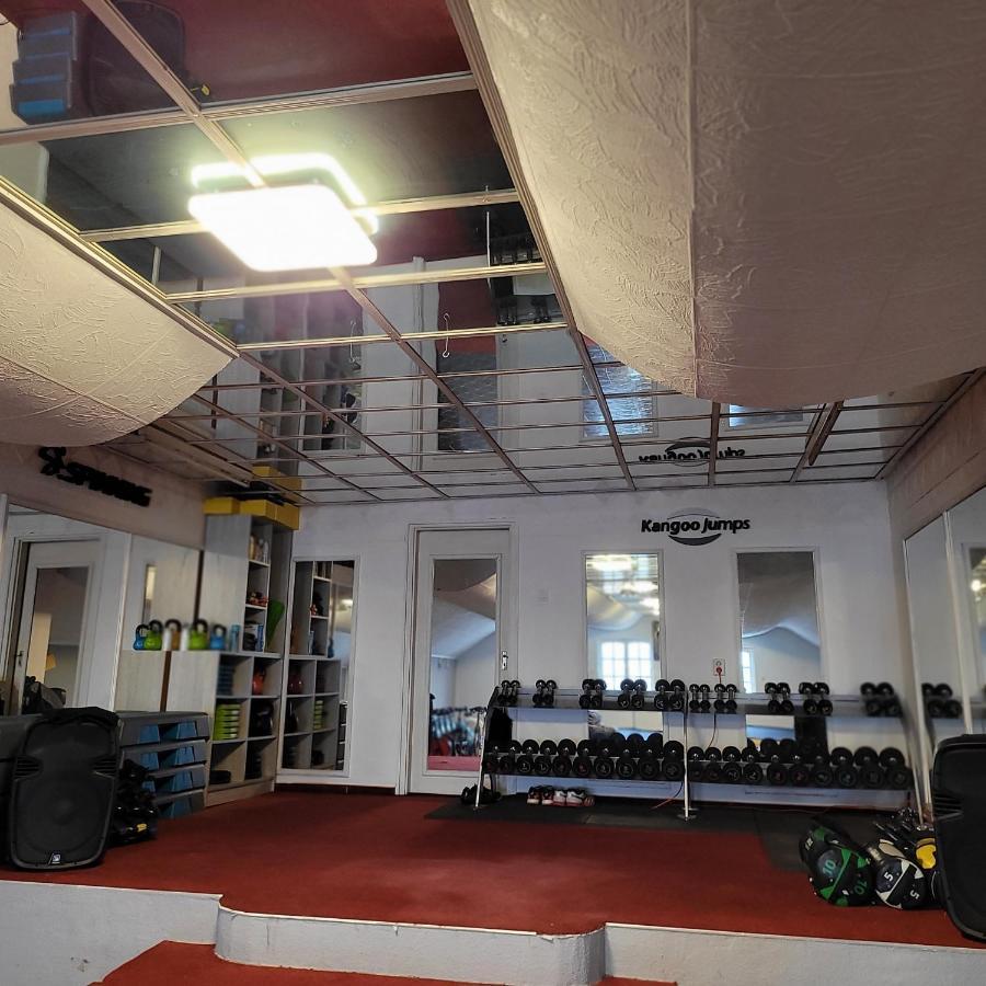 Komplex -Rendezvenytermek-Panzio-Apartman-Irodak- Mateszalka Buitenkant foto